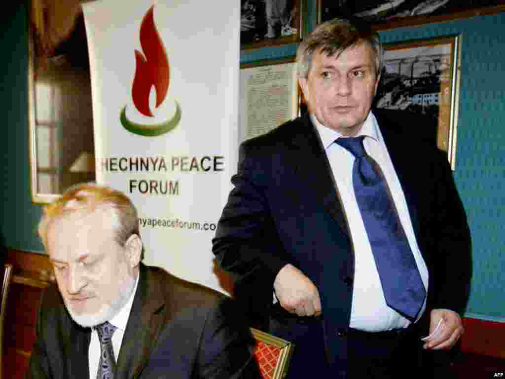 Глава парламента Чечни Дукваха Абдурахманов (справа) встретился в Осло с главой правительства Ичкерии в изгнании Ахмедом Закаевым