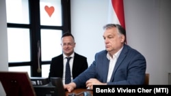 A Miniszterelnöki Sajtóiroda által közreadott képen Orbán Viktor telefonon megbeszélést folytat Hszi Csin-ping kínai elnökkel a Karmelita kolostorban 2021. április 29-én Szijjártó Péter külgazdasági és külügyminiszterrel