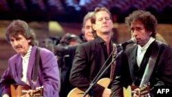 George Harrison, Johnny Cash, Roger McGuinn, Bob Dylan, New York, 1992. 
