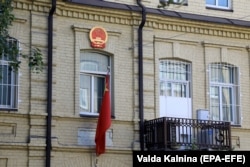 A nemzeti zászló a vilniusi kínai nagykövetség homlokzatán 2021. július 23-án