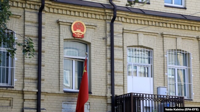 Laura Harth, aktivistkinja za ljudska prava u organizaciji Safeguard Defenders, kaže da su policijske stanice "prerušene" u konzularna predstavništva. (na fotografiji jedno od kineskih diplomatskih predstavništava u svijetu, Litvanija)