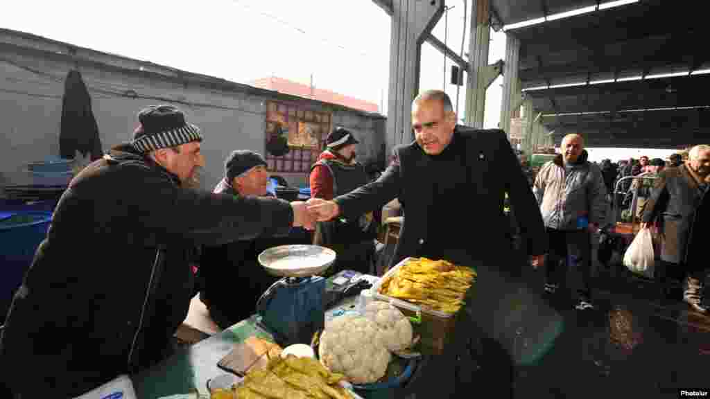 Armenia - Opposition presidential candidate Raffi Hovannisian campaigns in Yerevan, 23Jan2013.