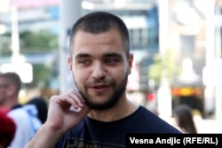 "Ne vidim sebe u politici i ne mogu da zamislim da budem takva osoba da radim na štetu drugih da bi došao do para, što se radi u Srbiji", kaže 24-godišnji Miloš Nikić.