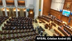 Doar 21 de abțineri au fost la votul final asupra eliminării pensiilor speciale ale magistraților, celor de la Curtea de Conturi, diplomaților, aviatorilor civili, parlamentarilor și consilierilor parlamentari. În total, aproximativ 9.000 de pensii speciale. 