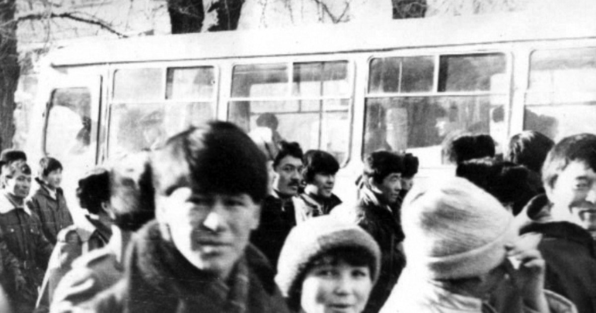 Тік денелі жалаңаш стриптизшілердің суреттері