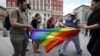 Protestatari anti-gay, atacând un grup de activiști LGBT la Moscova (imagine de arhivă)