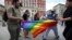 Protestatari anti-gay, atacând un grup de activiști LGBT la Moscova (imagine de arhivă)