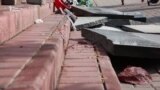У Києві чоловік розтрощив пам’ятник героям Небесної сотні (відео)