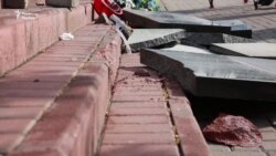 У Києві чоловік розтрощив пам’ятник героям Небесної сотні (відео)