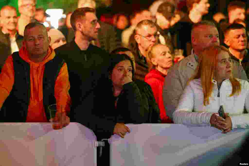 Orbanove pristalice tokom njegovog obraćanja. "Rezultat izbora je jasan i bolan," rekao je Orban u obraćanju iz sjedišta Fidesza. 