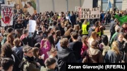 Protest ispred Fakulteta za medije i komunikacije u Beogradu, 3. marta 2025. 