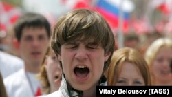 Члены прокремлевского движения "Наши" поют гимн