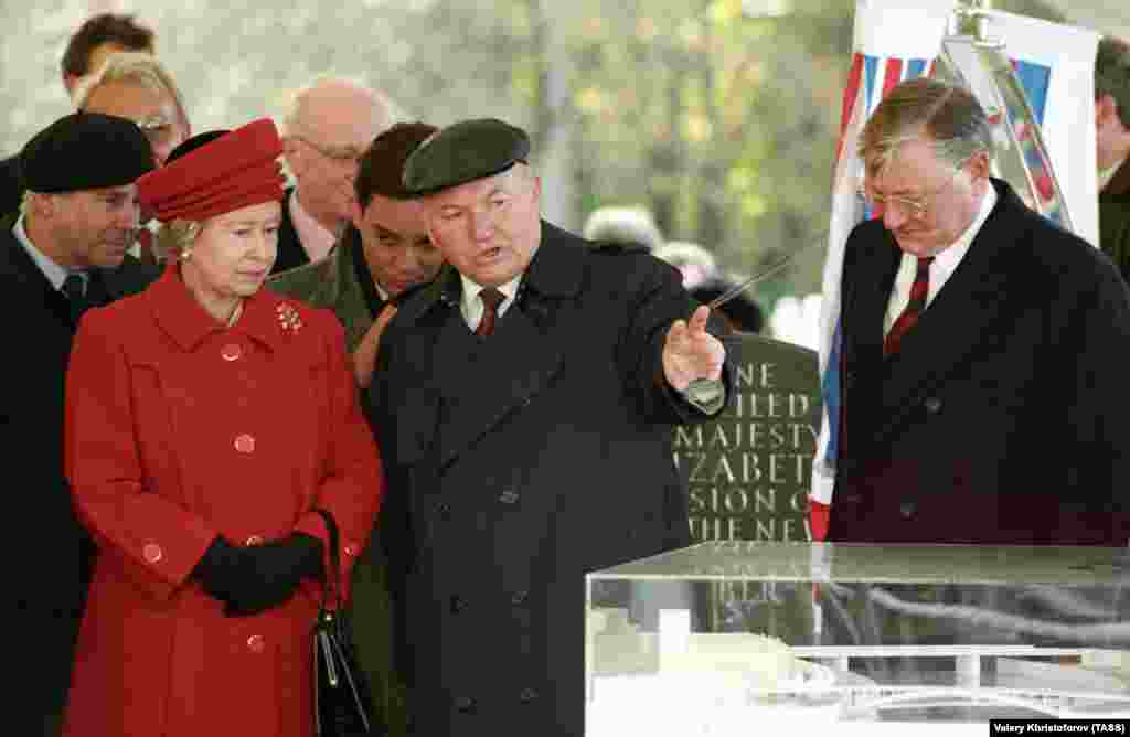 Luzhkov (center) shows Britain&#39;s Queen Elizabeth II a model of the new British Embassy in Russia during her official visit to Russia in 1994.&nbsp;