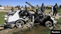 Pjesëtarët e policisë afgane duke zhvilluar hetime në vendin e eksplodimit të mëparshëm të një bombe rrugore 