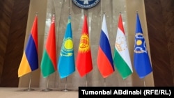 ՀԱՊԿ անդամ պետությունների՝ Հայաստանի, Բելառուսի, Ղազախստանի, Ղրղզստանի, Ռուսաստանի և Տաջիկստանի դրոշները: 