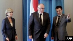 Ministrul de externe ucrainean Pavlo Klimkin (dr.) la întîlnirea sa de astăzi de la Kiev cu omologii săi olandez și australian, Frans Timmermans, respectiv Julie Bishop 