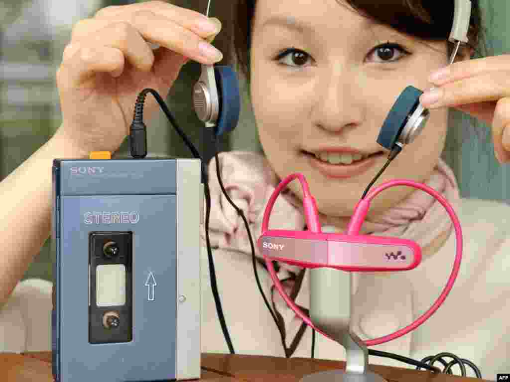 Japan - "Walkman TPS-L2¨ - Prije 30 godina SONY je promovirao prvi Walkman. ovo je njegovo najnovije izdanje sa digitalnim zvukom. U prva dva mjeseca prodato je 30.000 primjeraka. SONY je ukupno prodao 50 milijuna walkmana u svijetu.