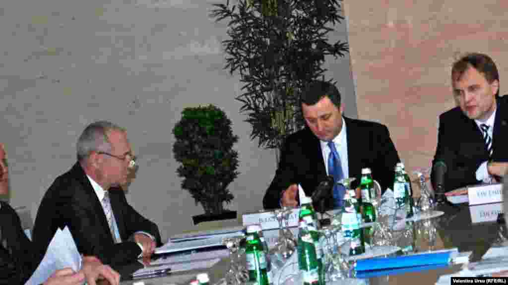 In capul mesei negocierilor...