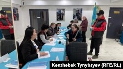 Қазақстанның жаңа Конституция жобасы туралы жалпыұлттық референдумге дауыс беруге Алматыдағы №350 учаскеге келген адамдар, 15 наурыз, 2026 жыл.