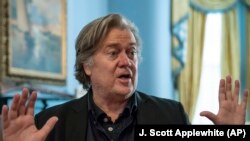 Steve Bannon a fost eliberat pe cauțiune după ce a fost arestat sub acuzația de conspirație la fraudă și spălare de bani din campania de strângere de fonduri private pentru construirea unei părți a Zidului dintre SUA și Mexic