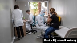 PCR testiranje na lični zahtev u Zavodu za javno zdravlje Beograd košta oko 50 evra, a kako se navodi na sajtu te institucije svi termini su popunjeni do 20. avgusta, a novo zakazivanje je moguće pokušati 18. avgusta (ilustrativna fotografija)