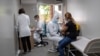 Սերբիայում բուժաշխատողները պացիենտից արյուն են վերցնում կորոնավիրուսի թեստի համար, 26 հունիսի, 2020թ.