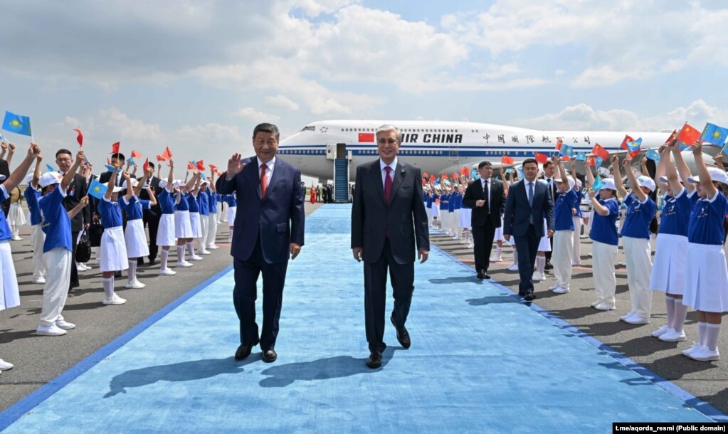 Udhëheqësi kinez, Xi Jinping, mirëpritet nga presidenti kazak, Qasym-Zhomart Toqaev në aeroportin e Asatanës në qershor 2025.