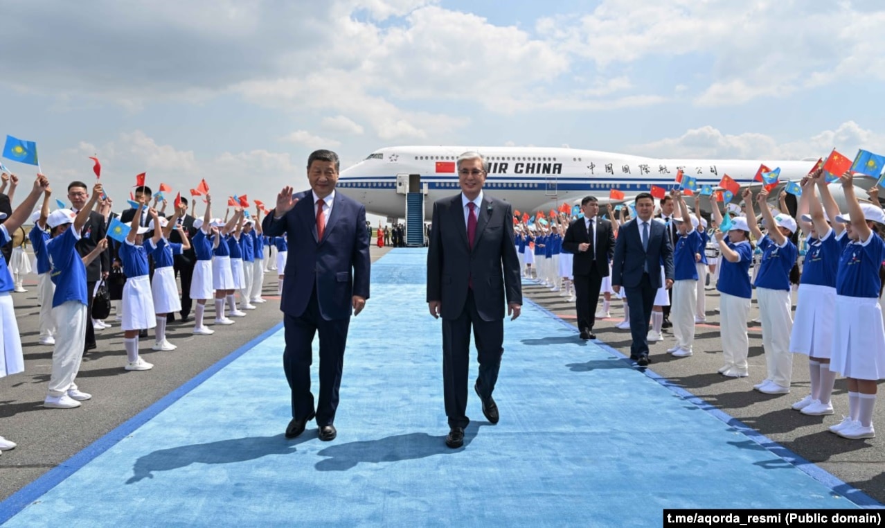 Udhëheqësi kinez, Xi Jinping, mirëpritet nga presidenti kazak, Qasym-Zhomart Toqaev në aeroportin e Asatanës në qershor 2025.