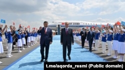 Қазақстан президенті Қасым-Жомарт Тоқаев (ортада оң жақта) елге сапармен келген Қытай президенті Си Цзиньпинді Астана әуежайында қарсы алды. 16 маусым, 2025 жыл.