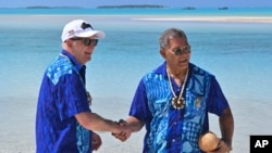 Энтони Альбанезе и премьер-министр Тувалу Каусеа Натано