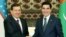 Özbek prezidenti Şawkat Mirziýoýew (çepde) we türkmen prezidenti Gurbanguly Berdimuhamedow.