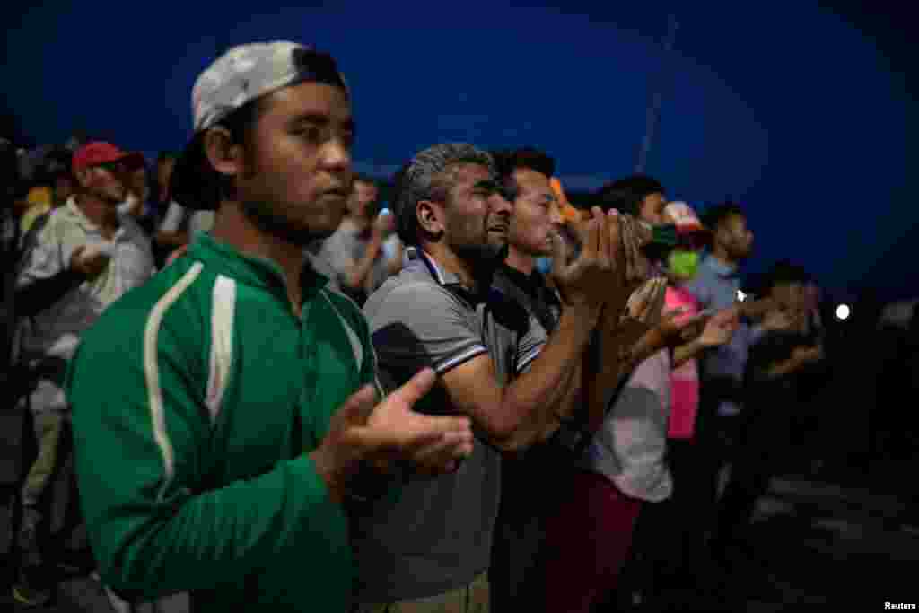 Migrantët gjatë ceremonisë së lutjeve në kampin e ri të përkohshëm.&nbsp;