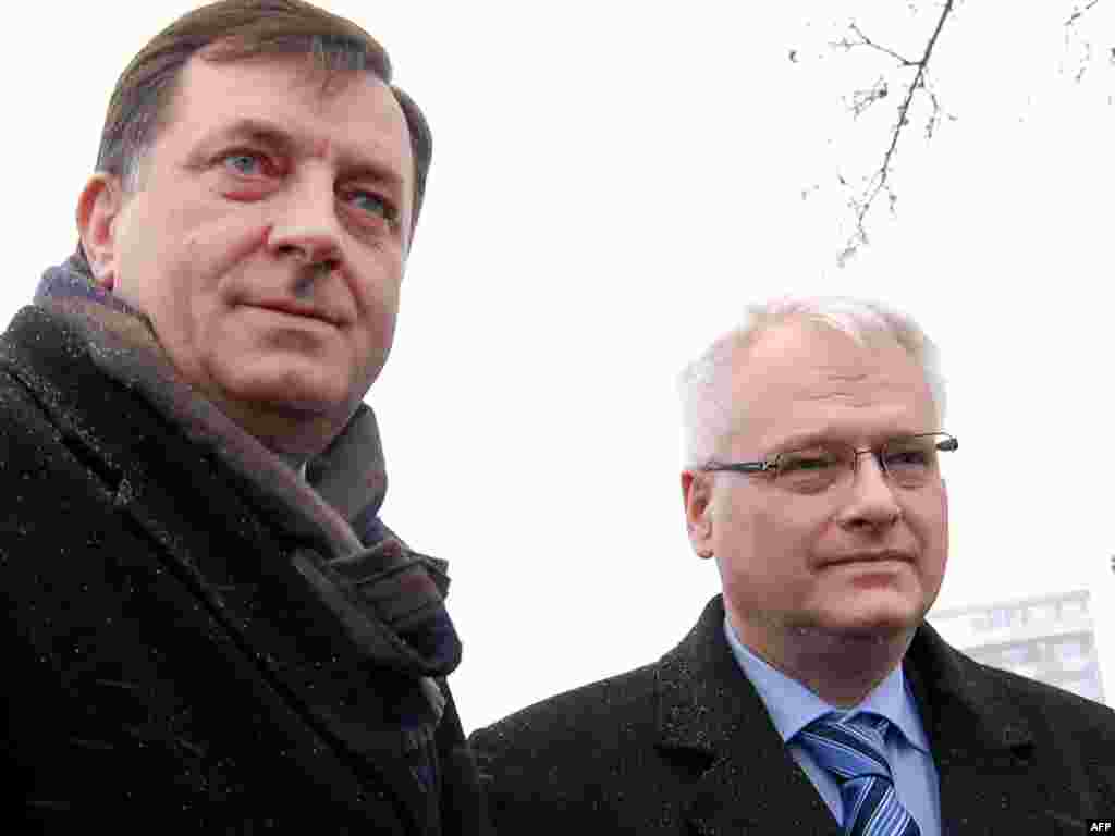 Hrvatska - Hrvatski predsjednik Ivo Josipović razgovarao je u Slavonskom Brodu sa predsjednikom entiteta Republika Srpska Miloradom Dodikom o povratku i otklanjanju zagađenja iz ruske rafinerije u Bosanskom Brodu, 02.3.2011. Foto: AFP 