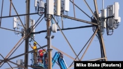 Роботи на телекомунікаційному обладнанні, фото ілюстративне