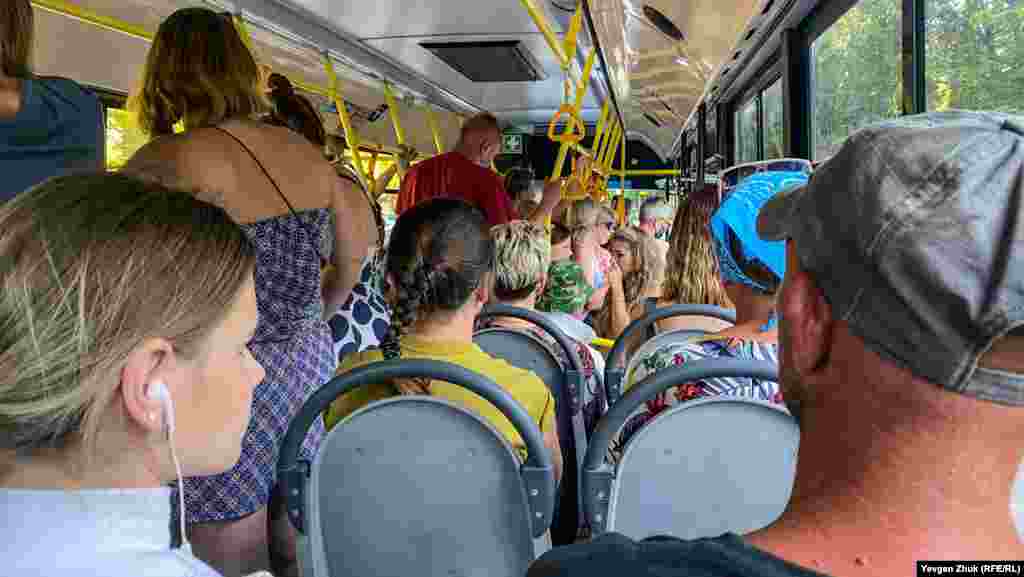 В переполненном автобусе большинство пассажиров без масок