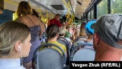Пассажиры в автобусе в Симферополе, иллюстрационное фото