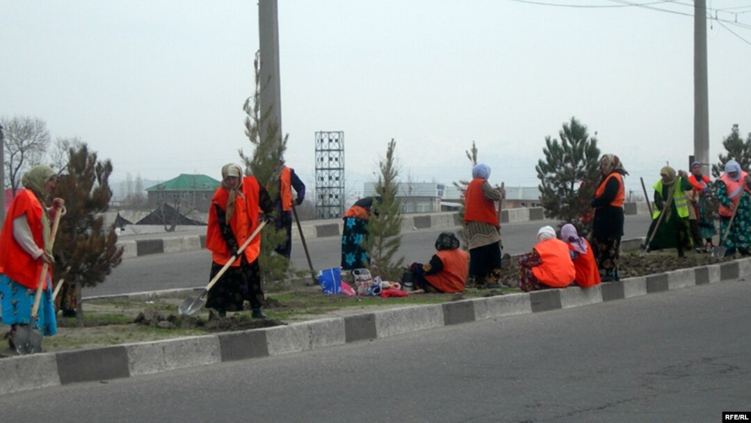 According to one Tajik government source, there have been complaints that the wives of officials don't pull their weight when it comes to doing volunteer work, such as cleaning roads and park maintenance. (file photo)