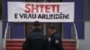 Pjesëtarë të Policisë së Kosovës duke shikuar hyrjen e ndërtesës së Qeverisë së Kosovës, në Prishtinë, më 26 tetor, pasi disa aktiviste vendosën një banderolë dhe hodhën ngjyrë të kuqe në shenjë proteste pas vrasjes së një gruaje në Pejë.