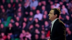 Kreu i LVV-së, Albin Kurti, gjatë një tubimi zgjedhor në Mitrovicë të Jugut më 17 tetor 2025. 