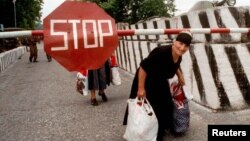 Վրացի կինը Ինգուրի գետի կամրջով հատում է Աբխազիայի և Վրաստանի վարչական սահմանը, արխիվ