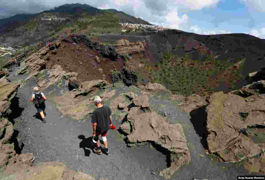 Turiștii merg pe lângă craterul vulcanului San Antonio,&nbsp;de pe insula Canare La Palma.