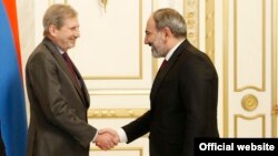 Еврокомиссар Йоханнес Хан (слева) и премьер-министр Армении Никол Пашинян. Ереван, 29 января 2019 г.