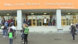 Дітей тестують на COVID-19 у школах – як Чехія послаблює карантин (відео)