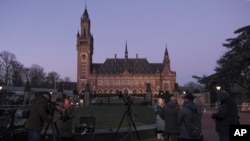 მედიის წარმომადგენლები მართლმსაჯულების საერთაშორისო სასამართლოსთან. ჰააგა, 2024 წლის 11 იანვარი