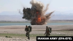 Një fotografi nga zyra e ushtrisë iraniane tregon një shpërthim gjatë një stërvitjeje ushtarake në veriperëndim të Iranit pranë kufirit me Azerbajxhanin.