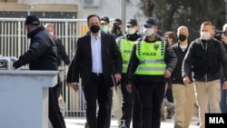 Сашо Мијалков со полициска придружба пред Кривичниот суд во Скопје, пред изрекувањето на пресудата за „Таргет-Тврдина“