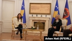 Kryetarja e Kuvendit, Albulena Haxhiu, dhe presidentja e Kosovës, Justina Shiroka Pula.