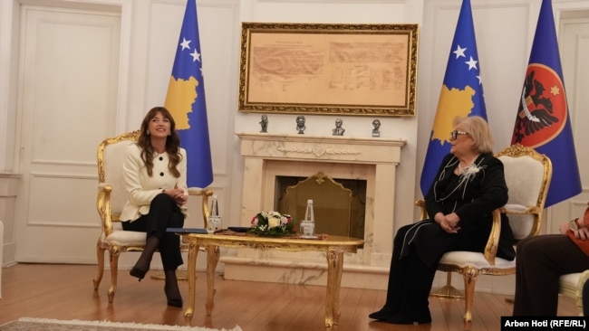 Kryetarja e Kuvendit, Albulena Haxhiu, dhe presidentja e Kosovës, Justina Shiroka Pula.