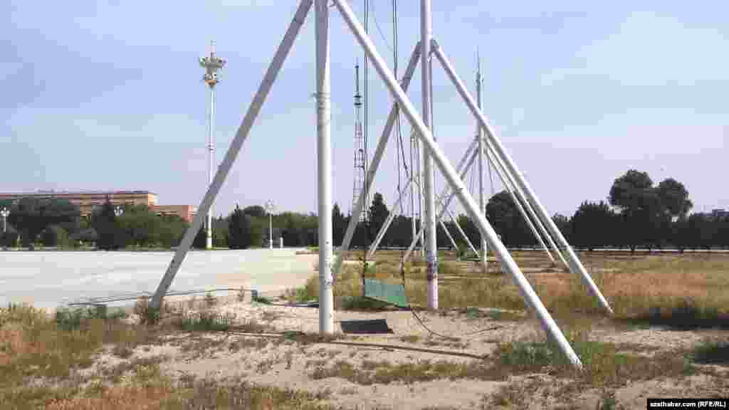 Döwlen hiňňildik, guran ot. Balkanabat, 6-njy maý, 2015.