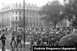 Forțele de ordine ocupă Piata Universității. Mineriada din 13-15 iunie 1990/ Foto: Agerpres